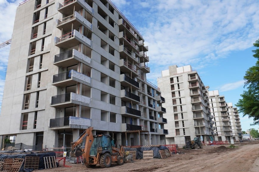 Con una inversión superior a los $ 11.292 millones, la Provincia construye el nuevo Arena Rosario dentro del predio de la ex Rural, en la intersección de las avenidas Dante Alighieri y Gobernador Caesar, y la obra ya presenta un 75 % de avance.