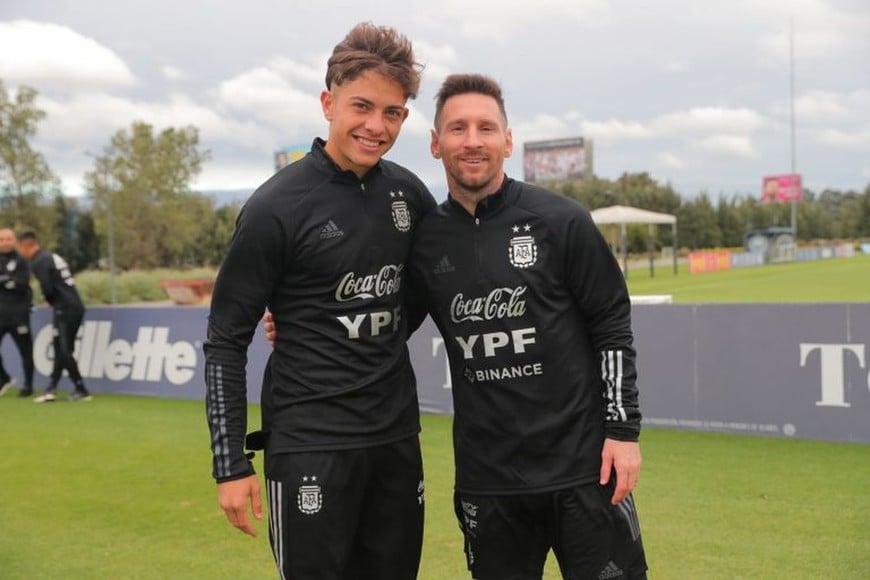 Otros tiempos. Juventud y experiencia. Giay y Messi, hoy en la selección mayor. Gentileza