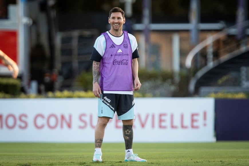 (260325) -- EZEIZA, 25 marzo, 2026 (Xinhua) -- El jugador Lionel Messi, de la selección argentina de fútbol, participa durante una sesión de entrenamiento para un partido amistoso previo a la Copa Mundial de la FIFA 2026, ante Mauritania, en el predio de la Asociación del Fútbol Argentino, en la ciudad de Ezeiza, Argentina, el 25 de marzo de 2026. (Xinhua/Martín Zabala) (mz) (ah) (ra) (vf)