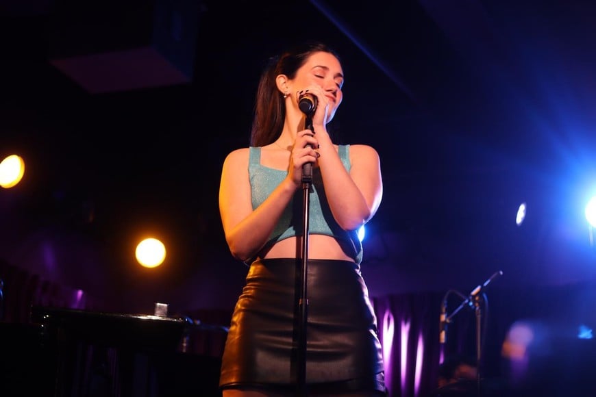 Formación en teatro musical.