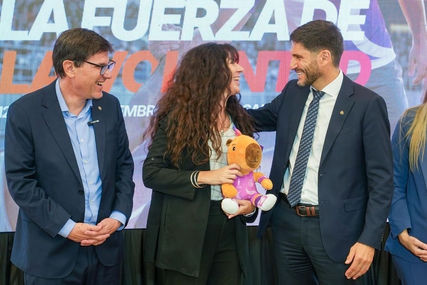 "En un contexto cada vez más individualista, Santa Fe puede mostrar, a través del deporte, una sociedad distinta", dijo Pullaro, que le regaló la mascota de los Odesur a la rectora Tarabella. Foto: Gentileza