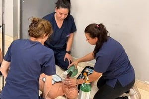 Personal de salud realiza prácticas de RCP y uso de desfibrilador externo automático (DEA), en el marco de las capacitaciones para ampliar la respuesta ante emergencias cardiovasculares en la ciudad.