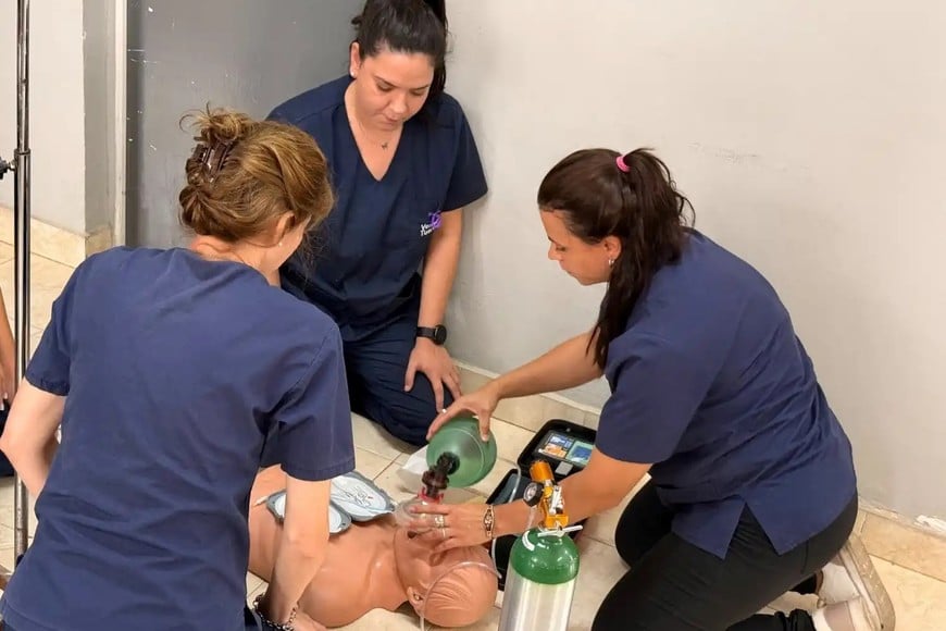 Personal de salud realiza prácticas de RCP y uso de desfibrilador externo automático (DEA), en el marco de las capacitaciones para ampliar la respuesta ante emergencias cardiovasculares en la ciudad.