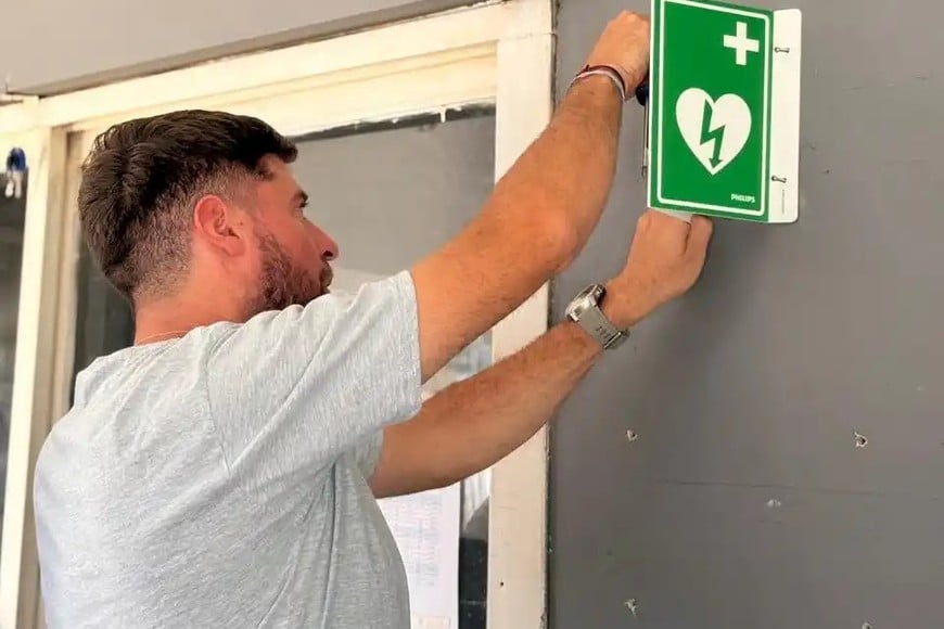 Personal de salud realiza prácticas de RCP y uso de desfibrilador externo automático (DEA), en el marco de las capacitaciones para ampliar la respuesta ante emergencias cardiovasculares en la ciudad.