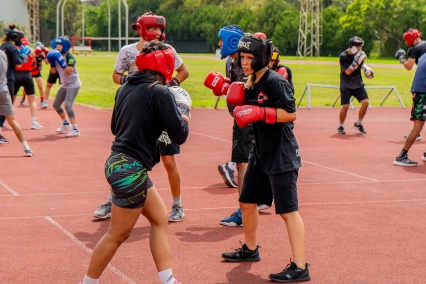 Práctica de deporte de combate, canalizando positivamente la energía.
