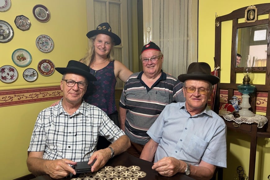 Urs Zenklusen y  Lukas Arnold,  durante su visita a San Jerónimo Norte.