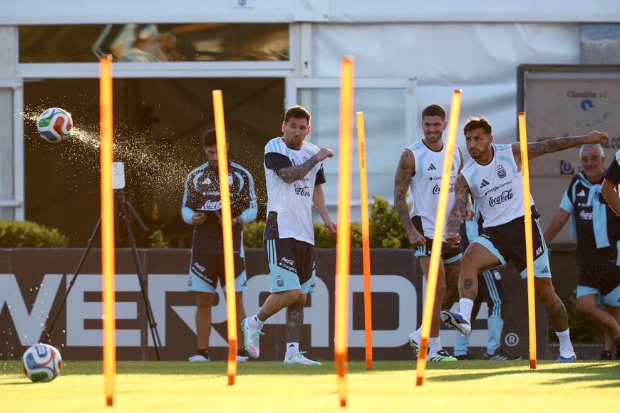 Soccer Football - International Friendly - Argentina Training - Ezeiza Training Complex, Buenos Aires, Argentina - March 25, 2026
Argentina's Lionel Messi, Leandro Paredes and Rodrigo De Paul during training REUTERS/Agustin Marcarian