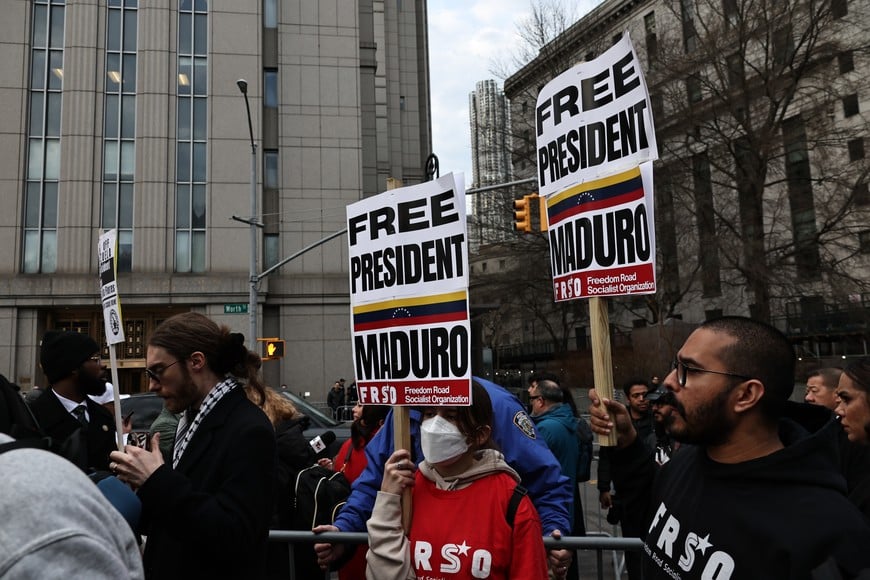 (260326) -- NUEVA YORK, 26 marzo, 2026 (Xinhua) -- Simpatizantes del presidente venezolano, Nicolás Maduro, protestan frente a un tribunal, en Nueva York, Estados Unidos, el 26 de marzo de 2026. Maduro compareció por segunda ocasión ante un tribunal de Nueva York la mañana del jueves luego de ser capturado por la fuerza por tropas estadounidenses en una incursión militar en Caracas a principios de enero. (Xinhua/Winston Zhou) (rtg) (ra) (ce)