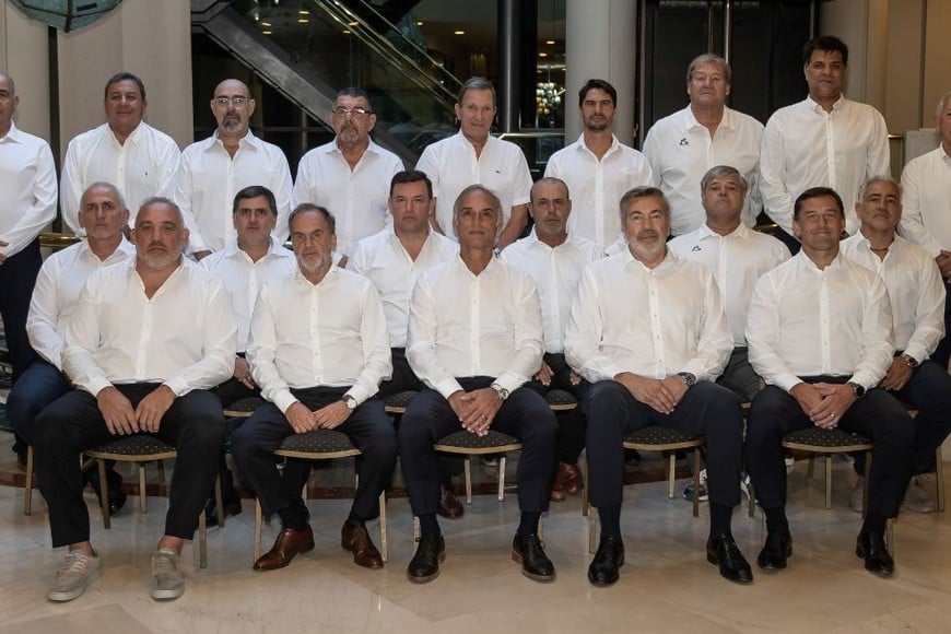 El Consejo Directivo de la UAR y sus "Revisores de Cuentas", dentro de los que se encuentra el santafesino Jorge Bruzzone (último de la fila de arriba, de izquierda a derecha).