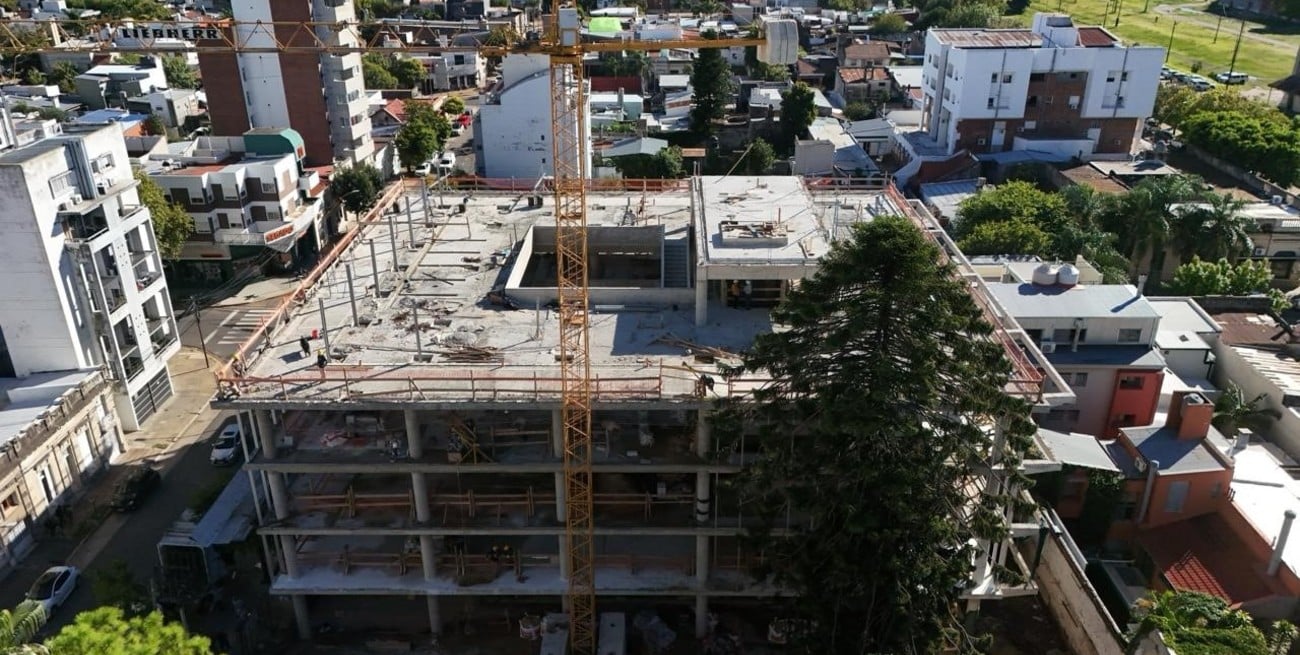 En paralelo, ya se montó una grúa para iniciar el ensamblaje de la estructura de la cubierta superior. Foto: Fernando Nicola
