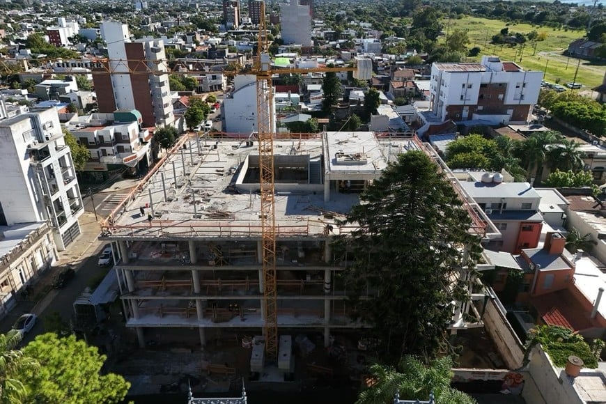 En paralelo, ya se montó una grúa para iniciar el ensamblaje de la estructura de la cubierta superior. Foto: Fernando Nicola