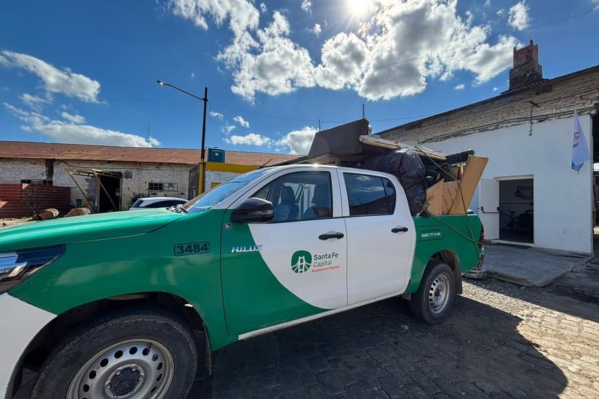 La camioneta, con trastos viejos retirados de la vía pública. Mucho se recicla. Crédito: Gentileza