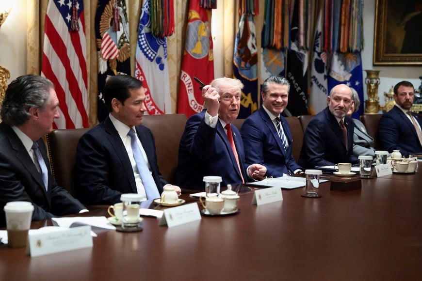 U.S. President Donald Trump holds pens as he speaks during a cabinet meeting at the White House in Washington, D.C., U.S., March 26, 2026. REUTERS/Evelyn Hockstein