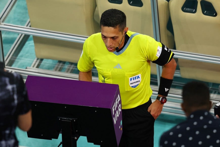 Soccer Football - FIFA World Cup Qatar 2022 - Round of 16 - France v Poland - Al Thumama Stadium, Doha, Qatar - December 4, 2022
Referee Jesus Valenzuela looks at the VAR monitor before awarding a penalty to Poland REUTERS/Lee Smith