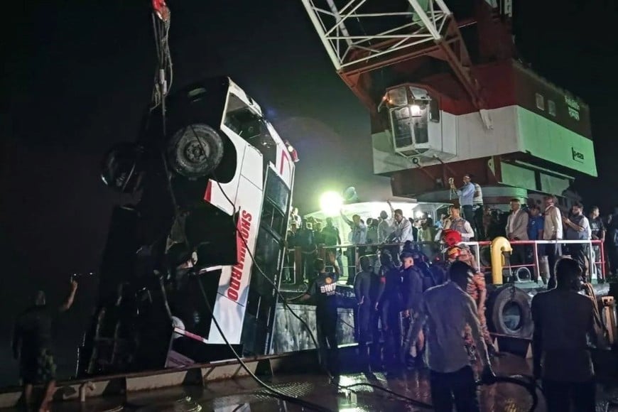 El operativo para reflotar la unidad se extendió durante toda la noche y requirió la intervención de buzos, bomberos y fuerzas de seguridad.