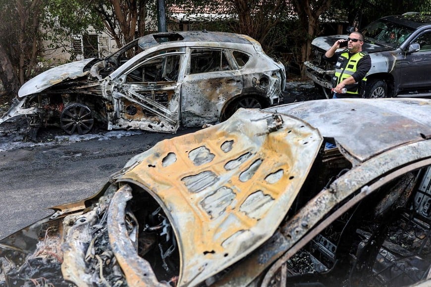 Burnt out cars at the site where damage was caused following the launch of barrages of Iranian missiles towards Israel, amid the U.S.-Israel conflict with Iran, in Kiryat Ono, Israel March 26, 2026. REUTERS/Oren Ben Hakoon    ISRAEL OUT. NO COMMERCIAL OR EDITORIAL SALES IN ISRAEL     TPX IMAGES OF THE DAY