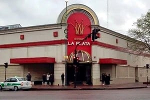 La mujer fue hallada inconsciente en el baño de mujeres del establecimiento.