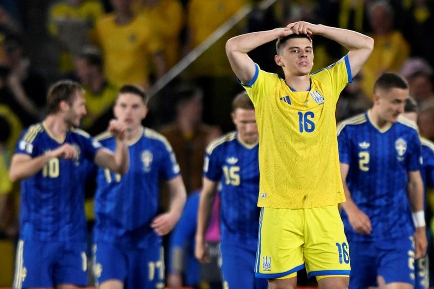 Soccer Football - FIFA World Cup - UEFA Qualifiers - Semi Final - Ukraine v Sweden - Estadi Ciutat de Valencia, Valencia, Spain - March 26, 2026
Ukraine's Vitaliy Mykolenko reacts after Sweden's Viktor Gyokeres scored their second goal REUTERS/Pablo Morano