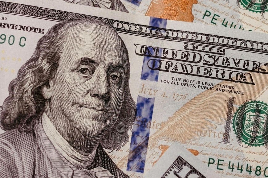 El dólar cerró con bajas: el blue retrocedió y el MEP también registró una caída al finalizar la jornada.