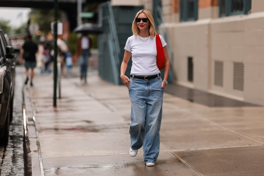 Silueta relajada con impronta noventosa.