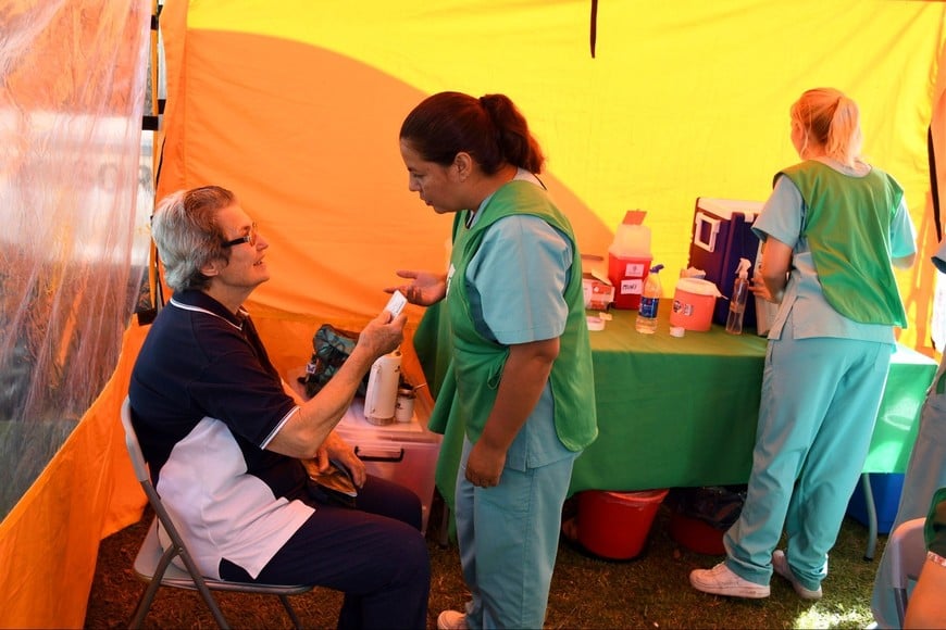 Vecinos acceden a vacunación y servicios en el dispositivo municipal de Las Flores.