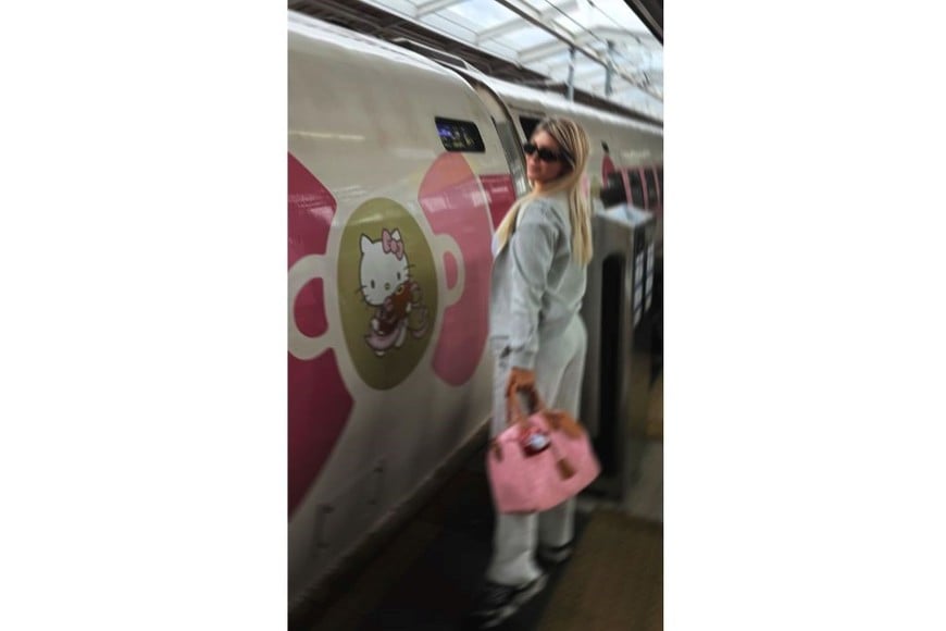 Wanda Nara a punto de subir al famoso Hello Kitty Shinkansen