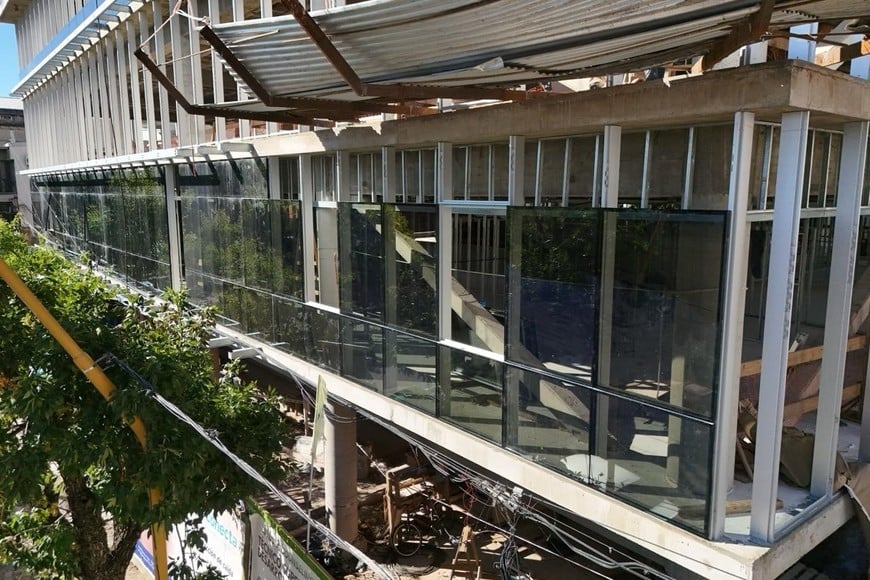 Comenzó sobre la fachada de calle Castellanos la instalación del sistema de doble vidrio hermético. Foto: Fernando Nicola