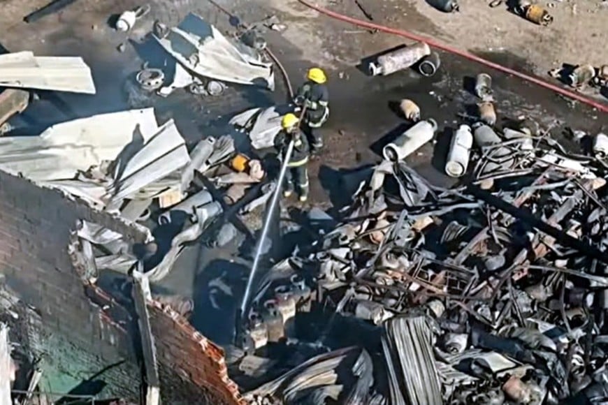 El local sufrió graves daños y las autoridades continúan con la investigación.