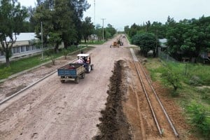El proyecto contempla la construcción de 967 metros lineales de cordón cuneta, dos badenes para el cruce de los líquidos pluviales, y 523 metros de cordón tipo B2 para canteros centrales de calle Lisandro de la Torre y el perímetro de la plaza principal de la localidad.