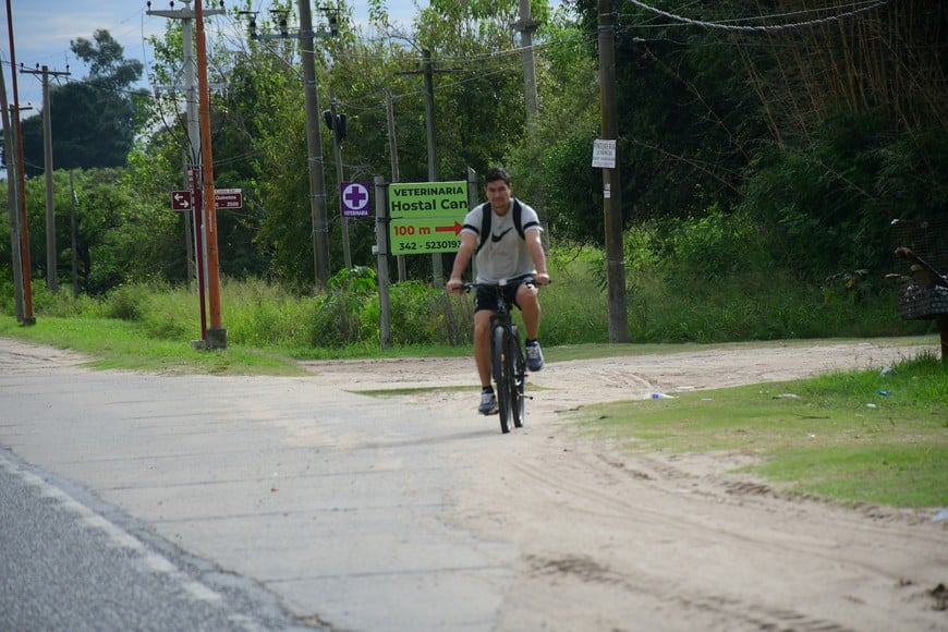 Otro peligro, para los ciclistas, que no tienen una vía segura para circular. Flavio Raina.