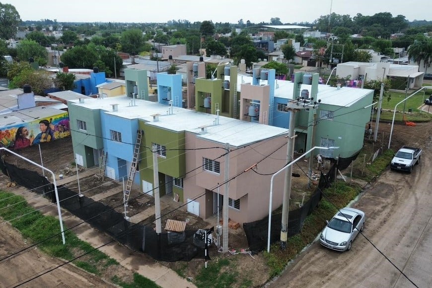 En Sunchales, el Gobierno Provincial sorteó nuevas viviendas y cumplió el sueño de 8 familias de trabajadores municipales