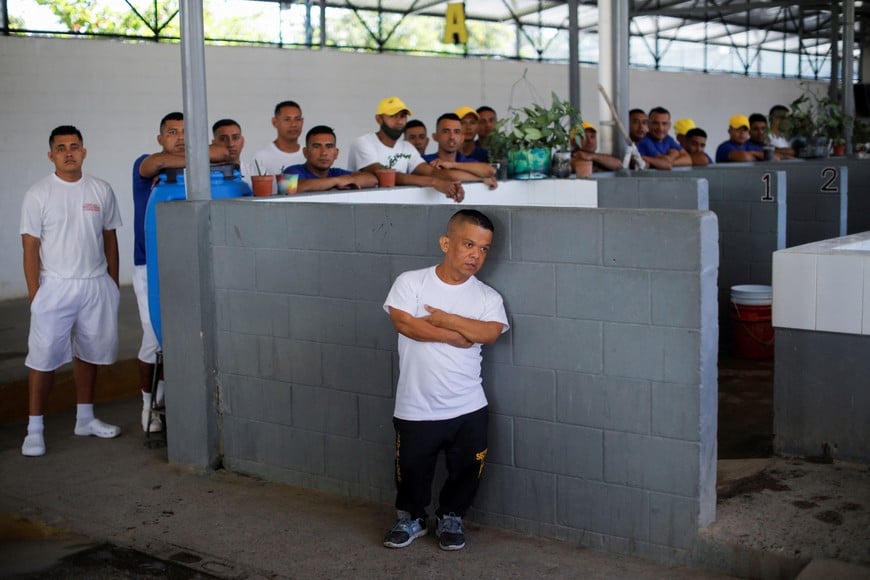 Inmates watch a performance of a Via Crucis (Way of the Cross) prior to Holy Week at La Esperanza prison, in Ayutuxtepeque,  El Salvador, March 27, 2026. REUTERS/Jose Cabezas
