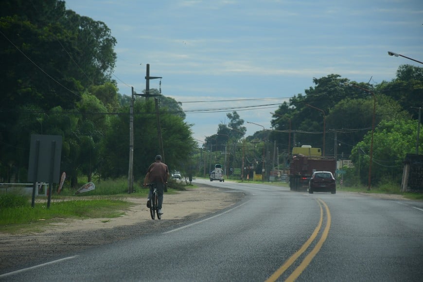 No hay banquina ni bicisenda para ciclistas. Flavio Raina.