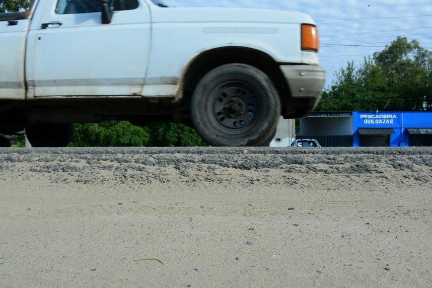 El desnivel que se genera entre la carpeta asfáltica y la banquina es un peligro. Flavio Raina.