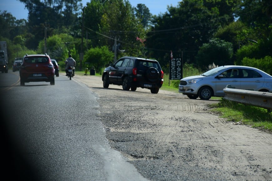 Muchos accesos tienen ripio pero además hay ondulaciones. Flavio Raina.