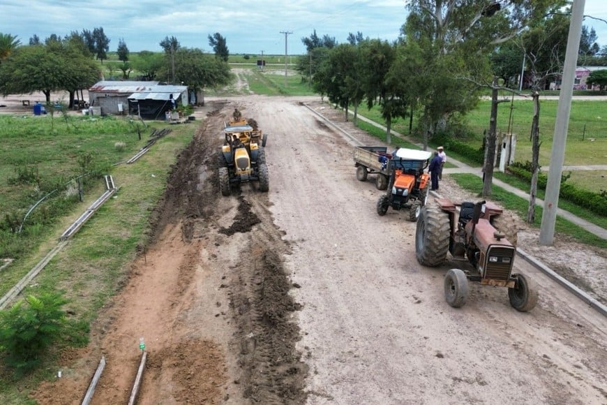 El proyecto contempla la construcción de 967 metros lineales de cordón cuneta, dos badenes para el cruce de los líquidos pluviales, y 523 metros de cordón tipo B2 para canteros centrales de calle Lisandro de la Torre y el perímetro de la plaza principal de la localidad.