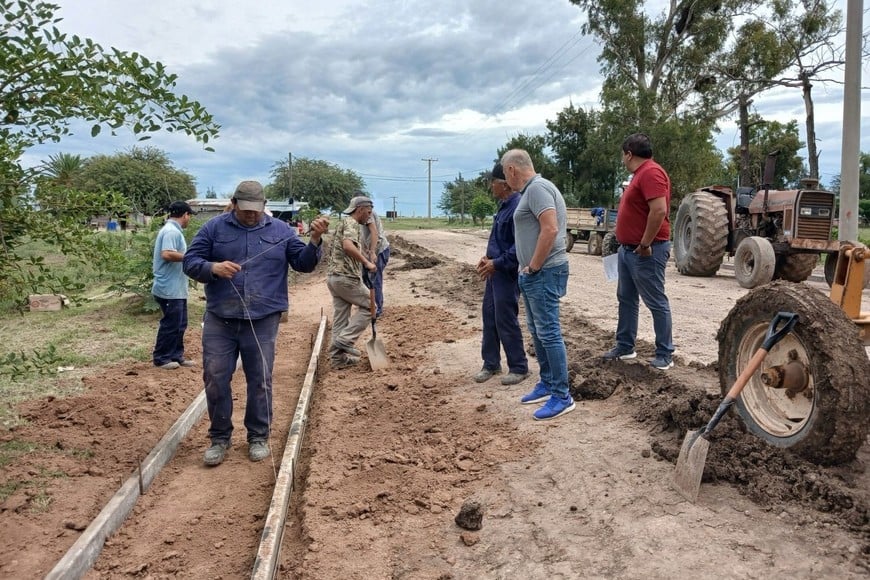El proyecto contempla la construcción de 967 metros lineales de cordón cuneta, dos badenes para el cruce de los líquidos pluviales, y 523 metros de cordón tipo B2 para canteros centrales de calle Lisandro de la Torre y el perímetro de la plaza principal de la localidad.
