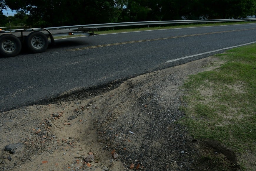 Descalzada. Así está la banquina en varios sectores de la ruta, en el tramo a modificar.

Flavio Raina.