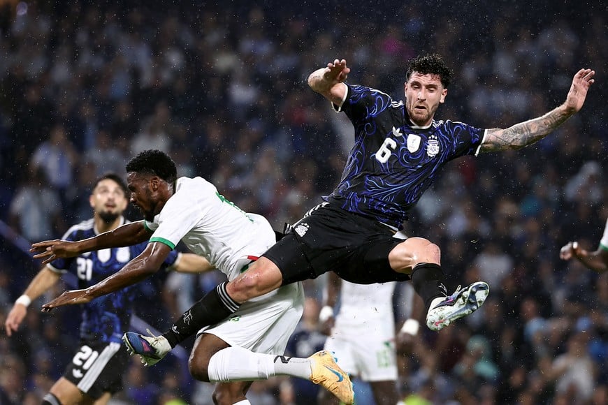 Soccer Football - International Friendly - Argentina v Mauritania - Estadio La Bombonera, Buenos Aires, Argentina - March 27, 2026
Mauritania's Nouh El Abd in action with Argentina's Marcos Senesi REUTERS/Agustin Marcarian