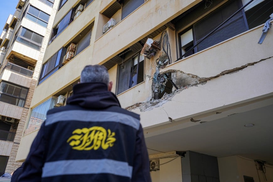 A man looks at a damaged building after warning leaflets were dropped by Israel, amid escalating hostilities between Israel and Hezbollah, as the U.S.-Israeli conflict with Iran continues, in Beirut, Lebanon, March 28, 2026. REUTERS/Stringer