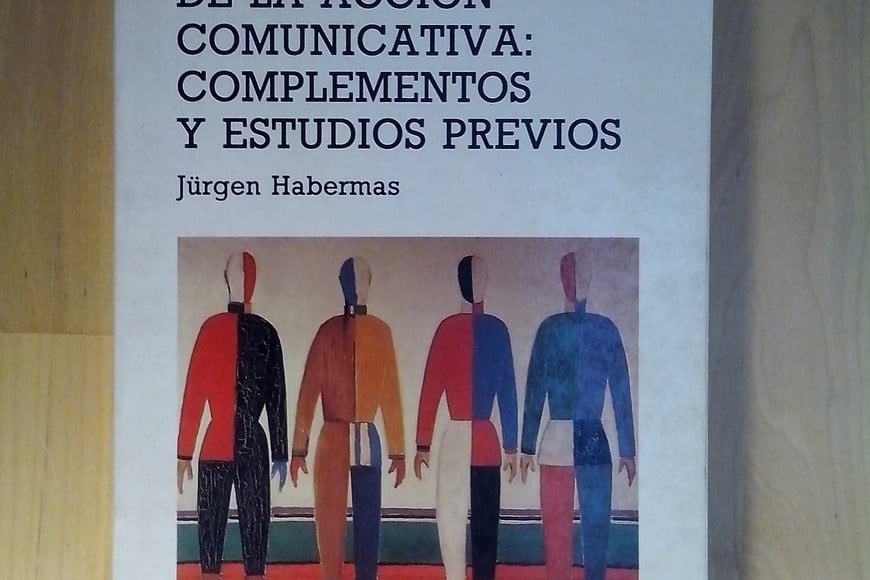 Portada de uno de los libros más difundidos de Jürgen Habermas, "Teoría de la acción comunicativa". Publicada en dos volúmenes, este trabajo es considerado la obra principal del destacado filósofo alemán. Dentro de un contexto histórico contemporáneo, cita la situación que ha surgido en las sociedades occidentales desde finales de la década de 1960, en la que el legado del racionalismo occidental ya no es indiscutible.