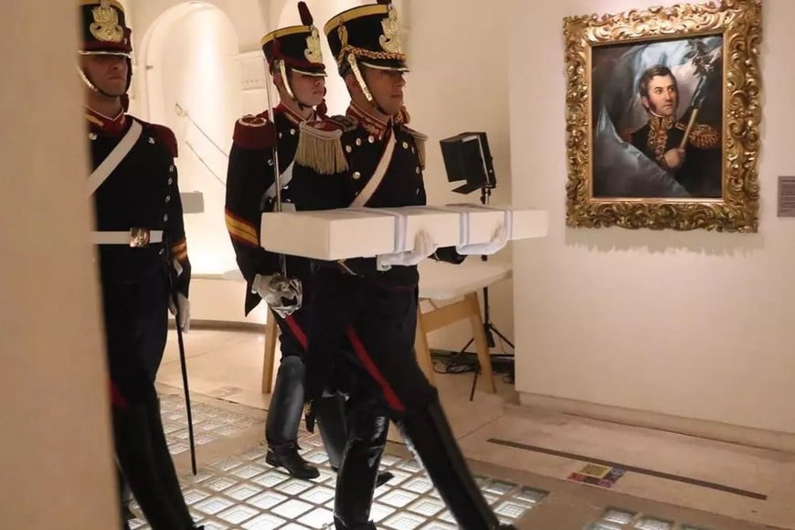 Sábado 7 de febrero de 2026. El sable corvo del Libertador es retirado del Museo Histórico Nacional custodiado por una guardia del Regimiento de Granaderos a Caballo General San Martín.