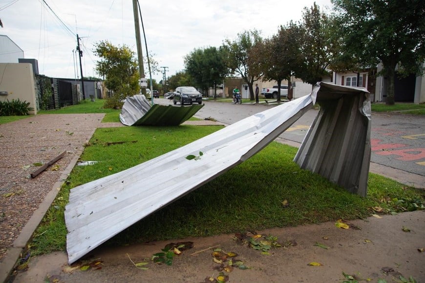 La tormenta derribó la estructura de un acopio de granos y generó destrozos en la localidad. Credito: Fernando Nicola