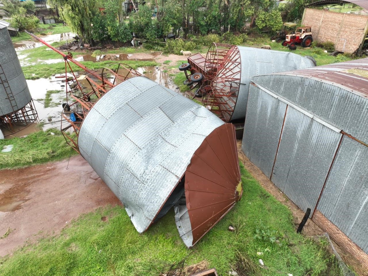 Temporal destruyó una planta de acopio en Bombal.