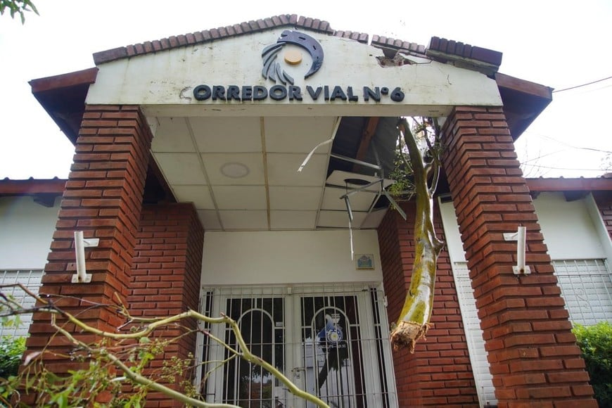 La tormenta derribó la estructura de un acopio de granos y generó destrozos en la localidad. Credito: Fernando Nicola