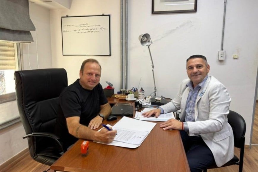 Osta, rubricó el contrato junto al director provincial de Vivienda y Urbanismo, Lucas Crivelli, dando inicio formal a un proyecto que se inscribe dentro de un plan más amplio de desarrollo territorial.