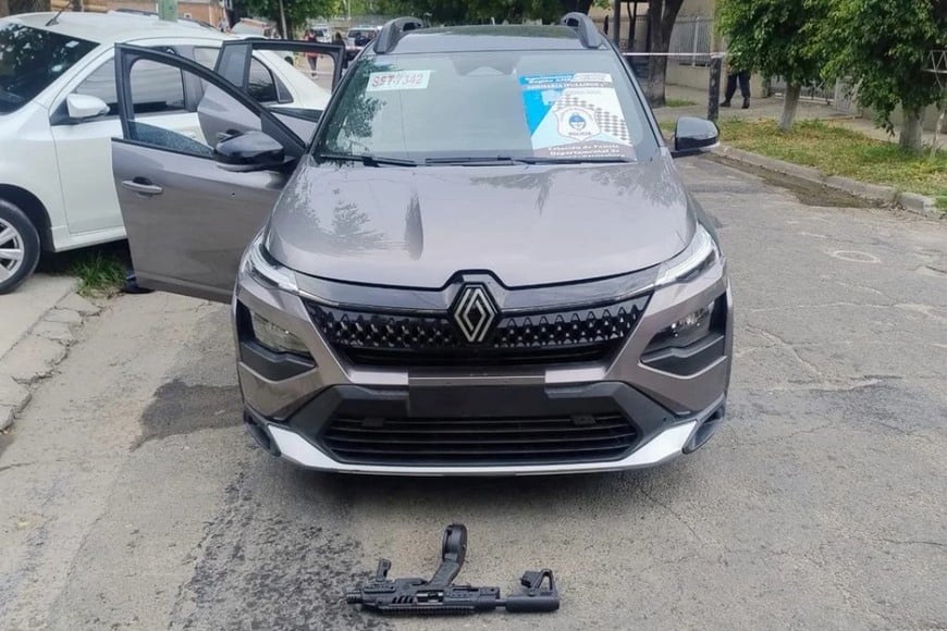 El Renault Kardian en el que huyeron los delincuentes.