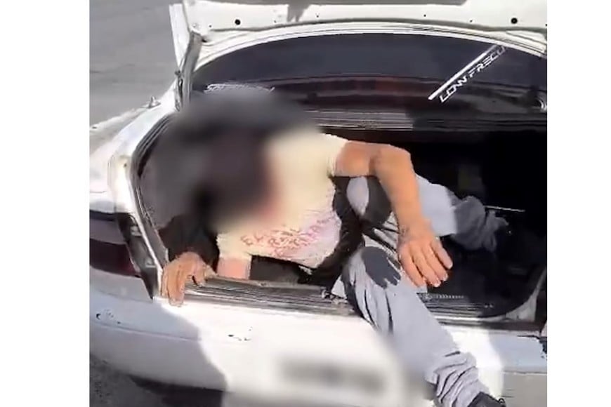 Los agentes señalaron que viajar así podría causar asfixia o lesiones graves.