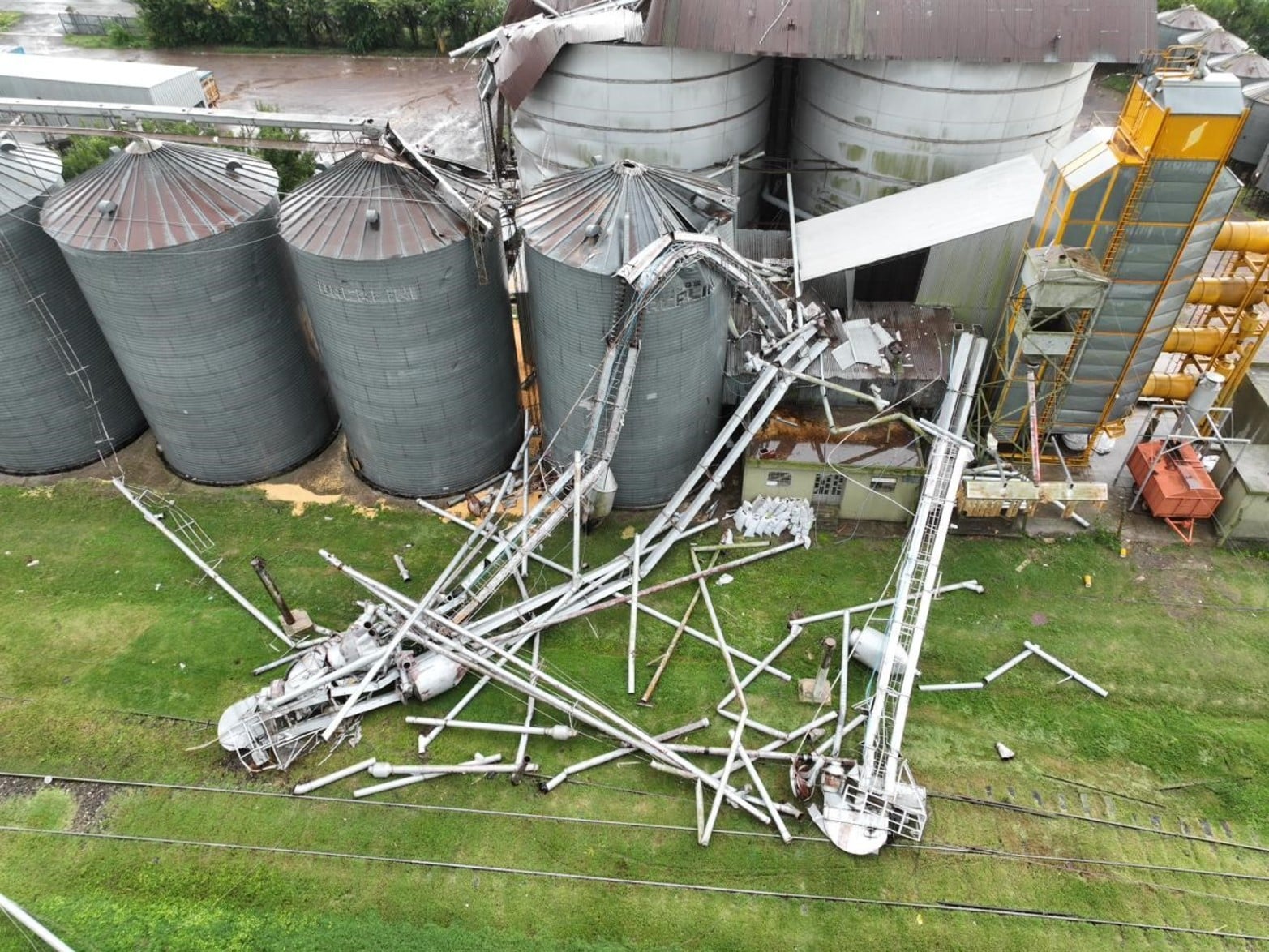 Temporal destruyó una planta de acopio en Bombal.