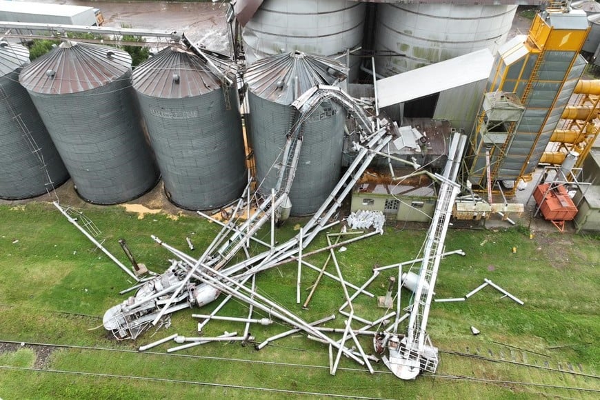 Temporal destruyó una planta de acopio en Bombal.